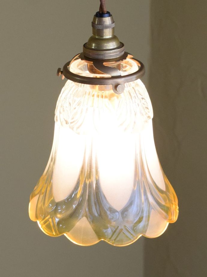 フロストガラスが美しいイエロー色のお花の形のアンティーク調ガラスの