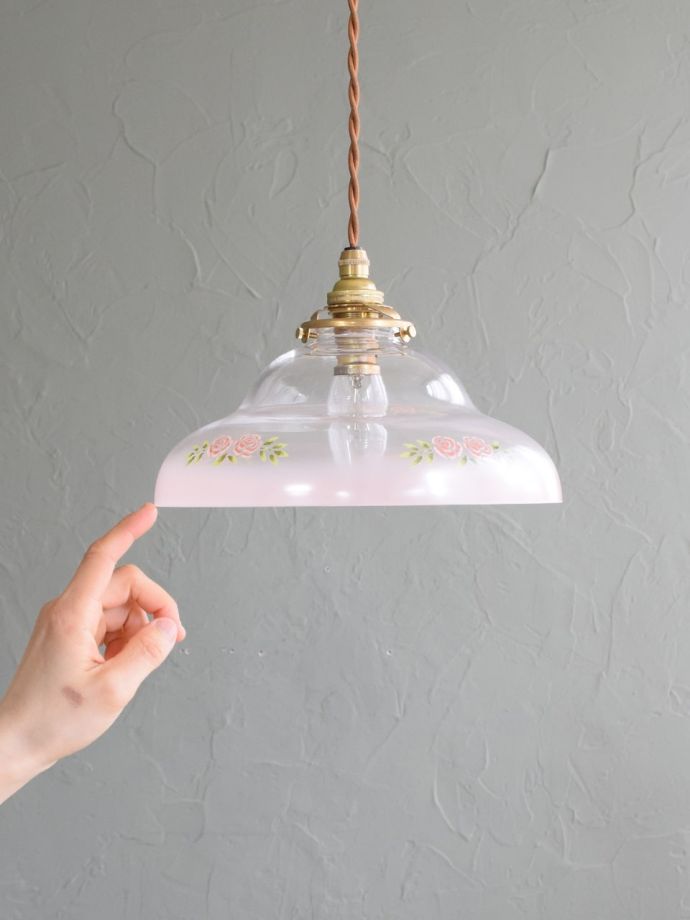 ベルの形が可愛いガラスペンダントライト、ピンクの2輪のバラ模様の
