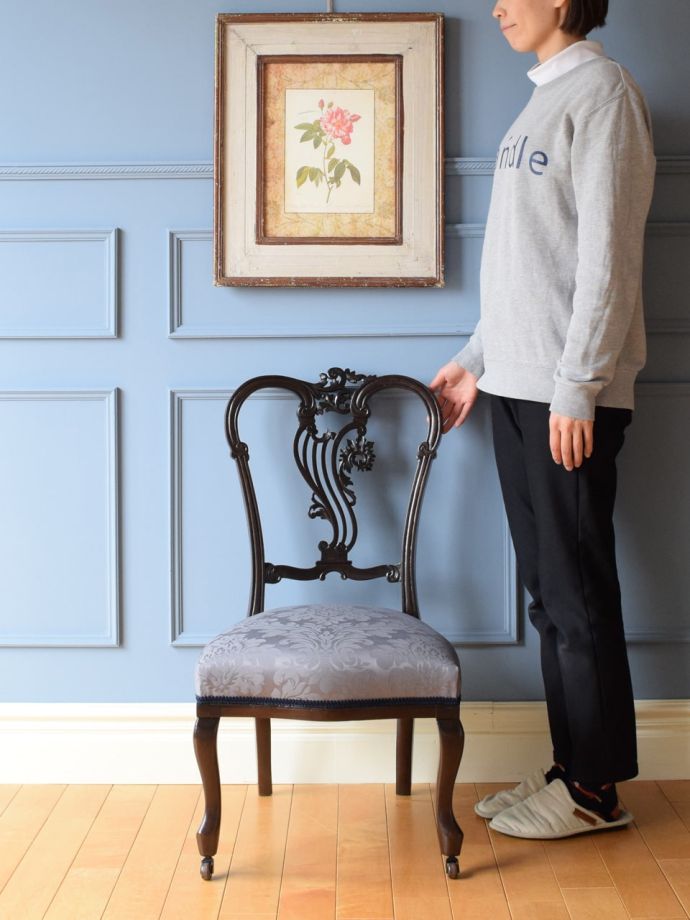 イギリスらしいアンティークの椅子、透かし彫りが美しいナーシング