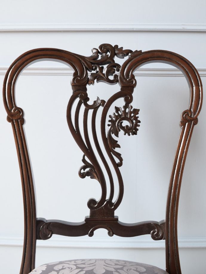 イギリスらしいアンティークの椅子、透かし彫りが美しいナーシング