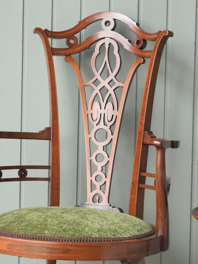 イギリスから届いたアンティークチェア、マホガニー材の美しいアーム