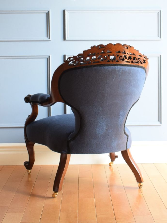 アンティークの一人掛けソファ、イギリスで見つけた美しいパーソナル