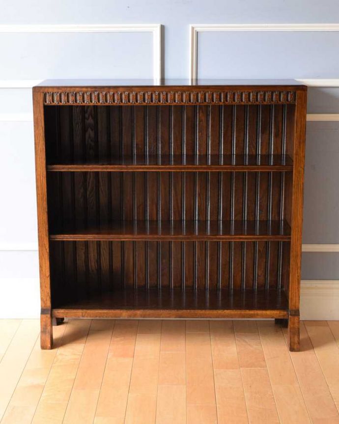 英国輸入のアンティーク家具、重厚なオープン棚のブックシェルフ（本棚