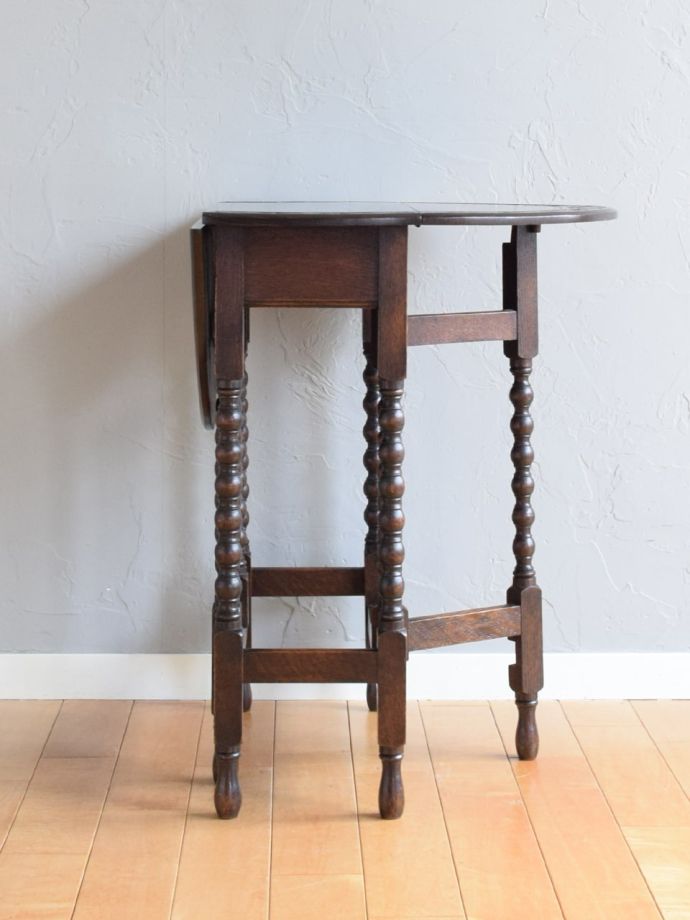 イギリスから届いたアンティークの伸長式テーブル、天板の彫りが美しい