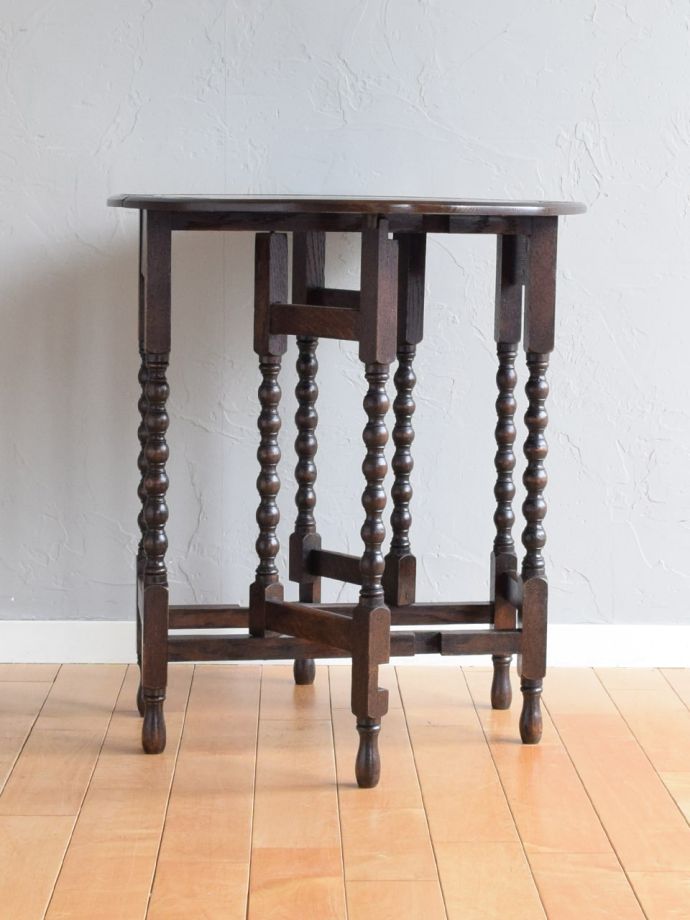 イギリスから届いたアンティークの伸長式テーブル、天板の彫りが美しい