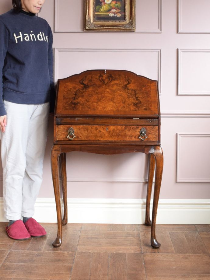 英国アンティークの美しい収納デスク、長いカブリオールレッグの