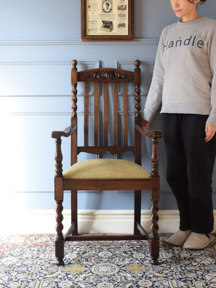 ツイストが美しい英国アンティークの椅子、イギリスから届いたオーク材