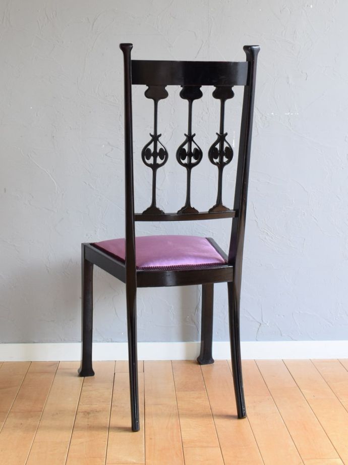 アールヌーボーの透かし彫りが美しい椅子、英国アンティークのサロン