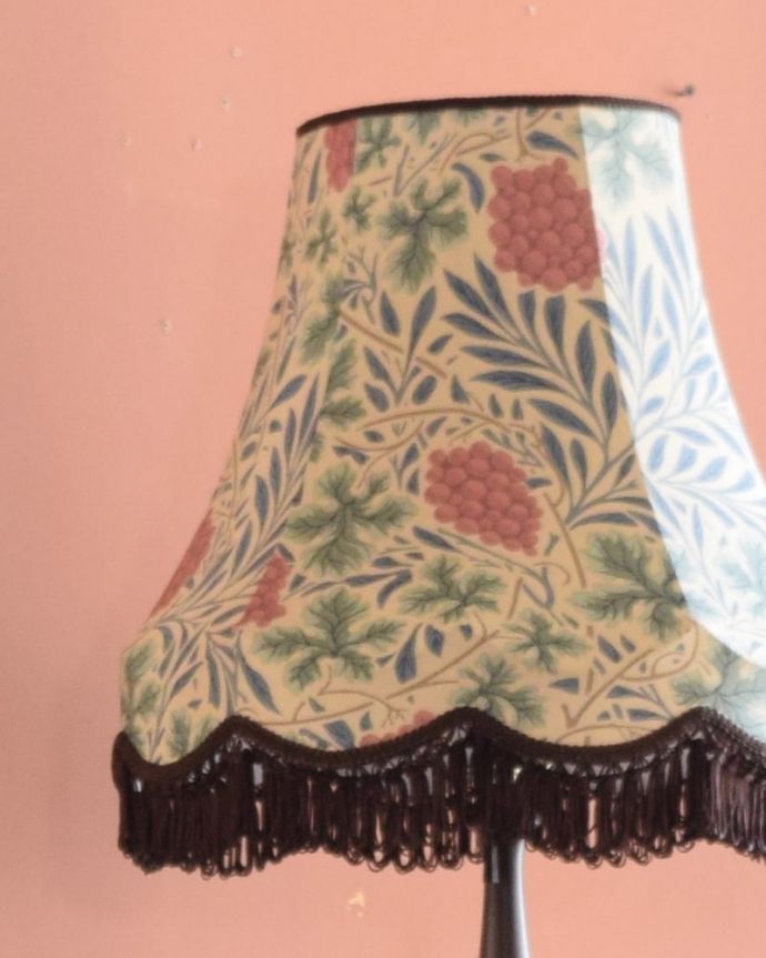 アンティーク風のおしゃれなフロアスタンド、ウィリアムモリス柄の