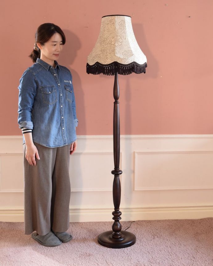 アンティーク風のおしゃれなフロアスタンド、ウィリアムモリス柄の