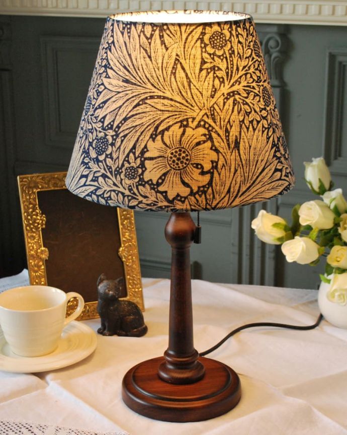 アンティーク風のおしゃれなテーブルランプ、ウィリアムモリス柄の