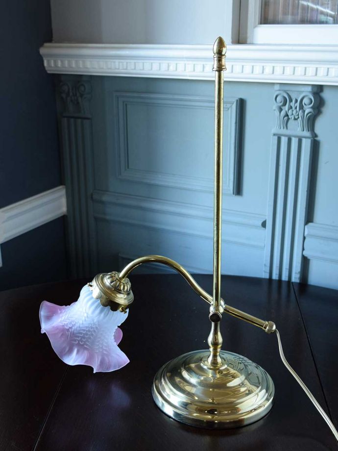 イタリアから届いたおしゃれなスタンドライト、真鍮製のテーブルランプ