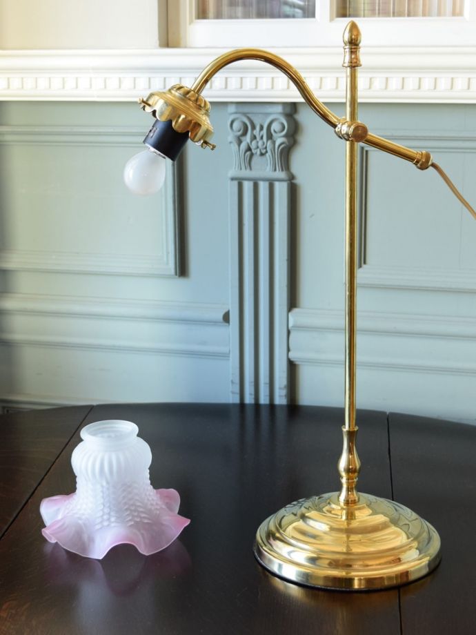 イタリアから届いたおしゃれなスタンドライト、真鍮製のテーブルランプ