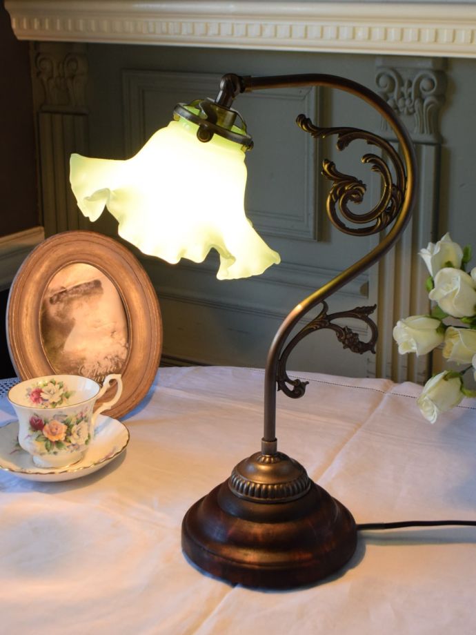 爽やかなグリーン色のガラスシェードのアンティーク風スタンドライト