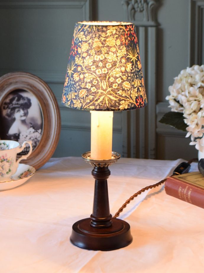 ネイビー色のヒヤシンス柄のシェードがおしゃれな、アンティーク調の