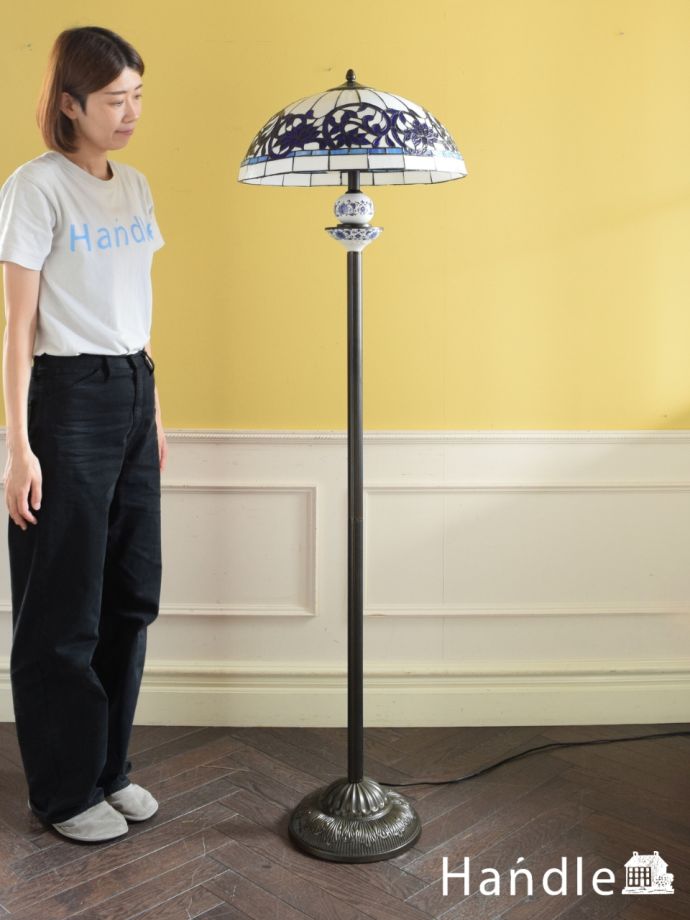 アンティーク調のフロアライト、ステンドグラス風のシェードが美しい