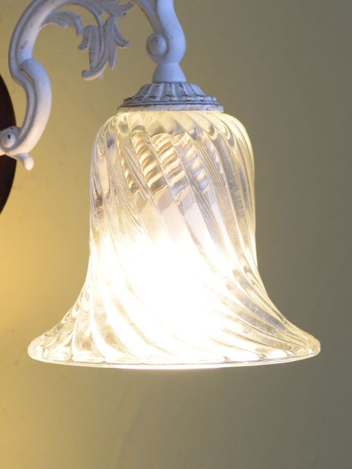 アンティーク風の木製の壁付け照明、ストライプ模様が浮かび上がる