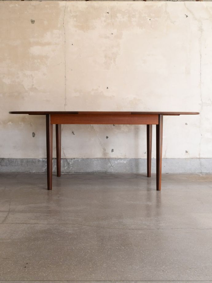 G-planの伸長式ダイニングテーブル、北欧スタイルのおしゃれな