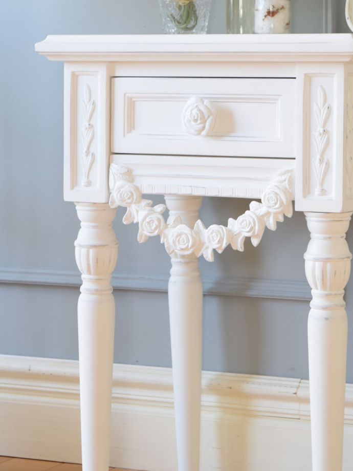 シャビーシックな雰囲気のフランスアンティーク調家具、バラの装飾が