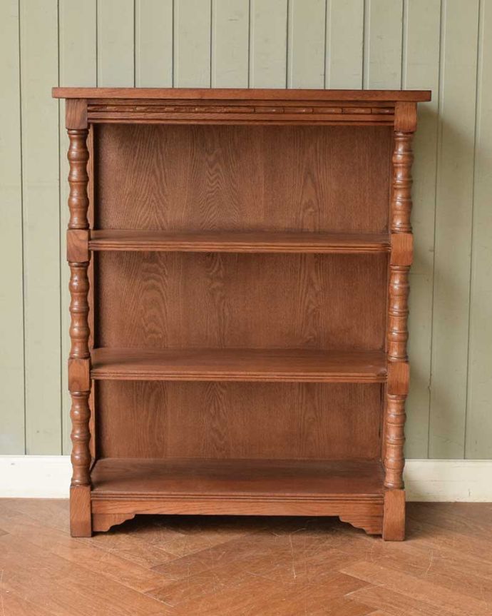 アンティーク風のおしゃれなキャビネット、オーク材のオープンシェルフ