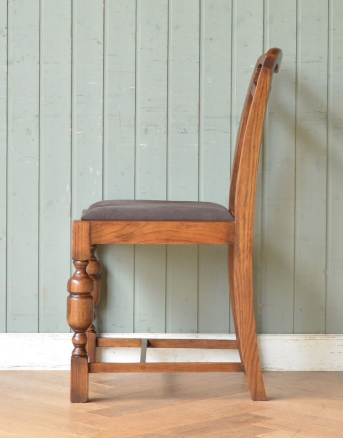 バルボスレッグが重厚なアンティーク風のオーク材のダイニングチェア(y