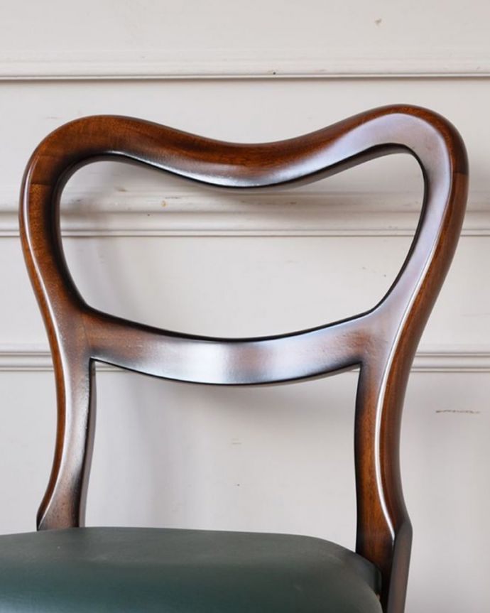 アンティーク調のバルーンバックチェア、英国アンティーク風マホガニー