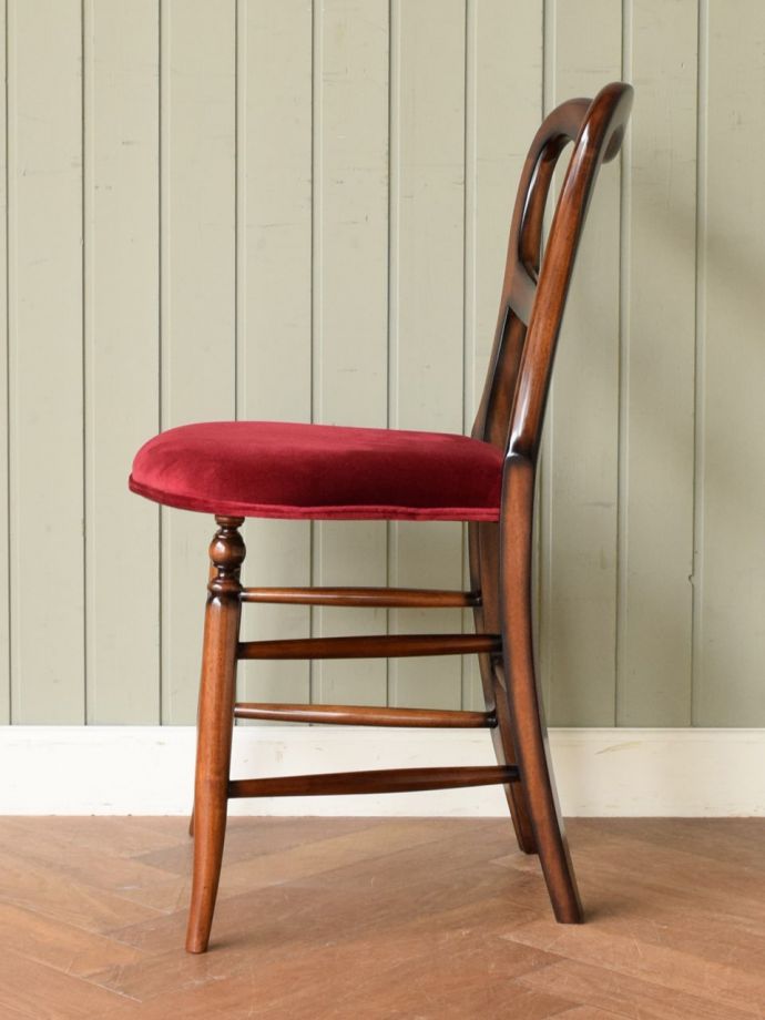 アンティーク調のバルーンバックチェア、イギリスアンティーク風