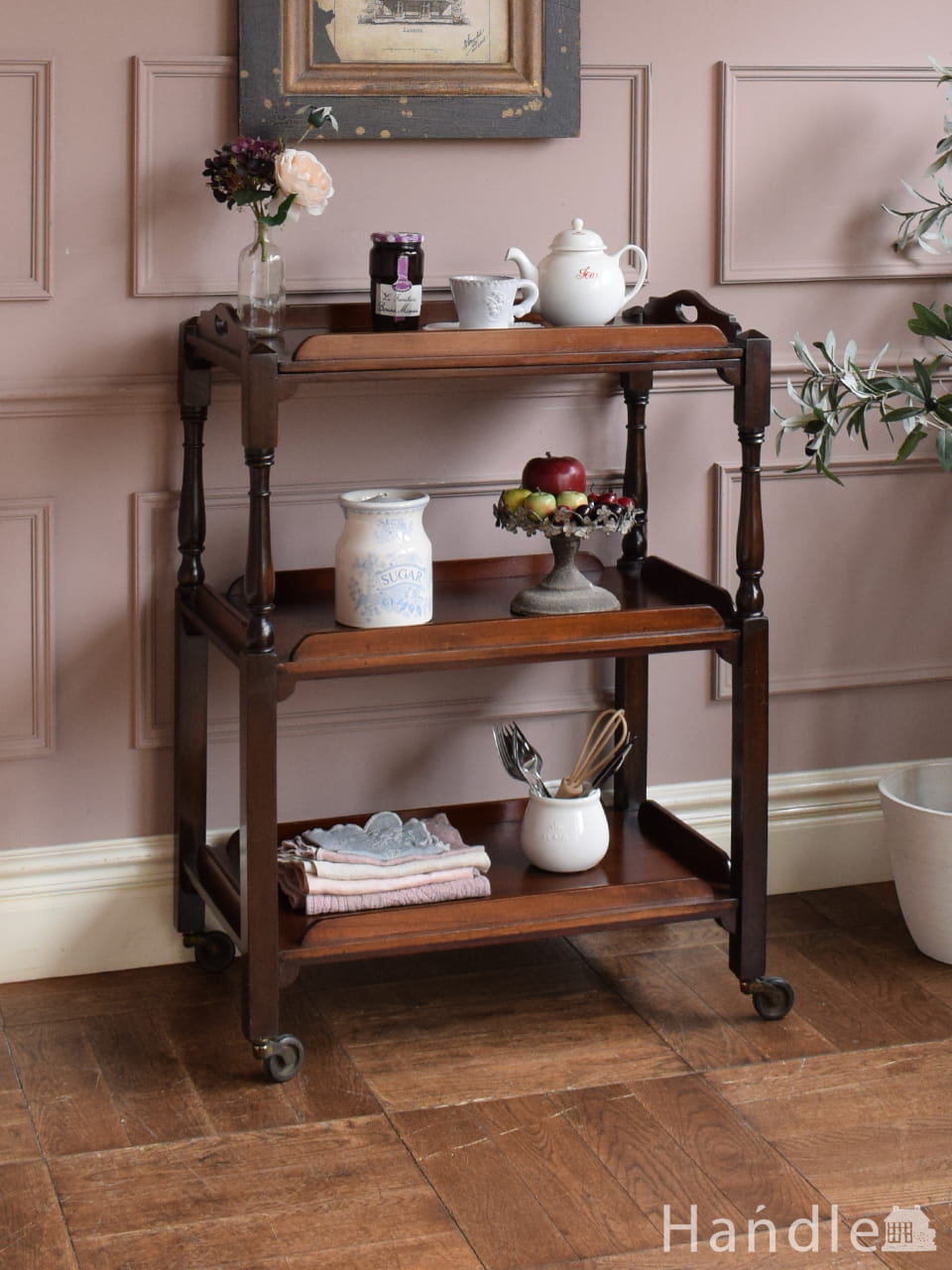 アーコール社のシンプルなアンティーク家具、あめ色のトロリー（ワゴン