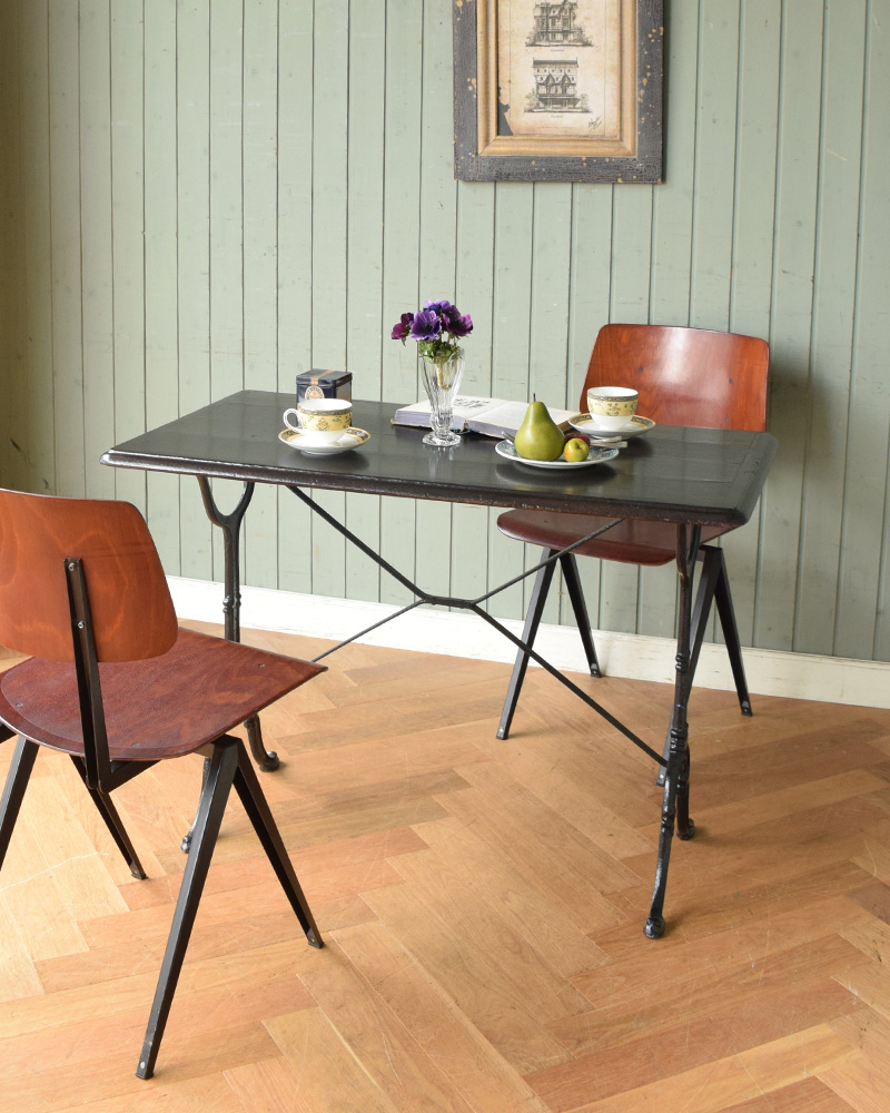 木とアイアンの異素材の組み合わせがオシャレなアンティークのカフェ