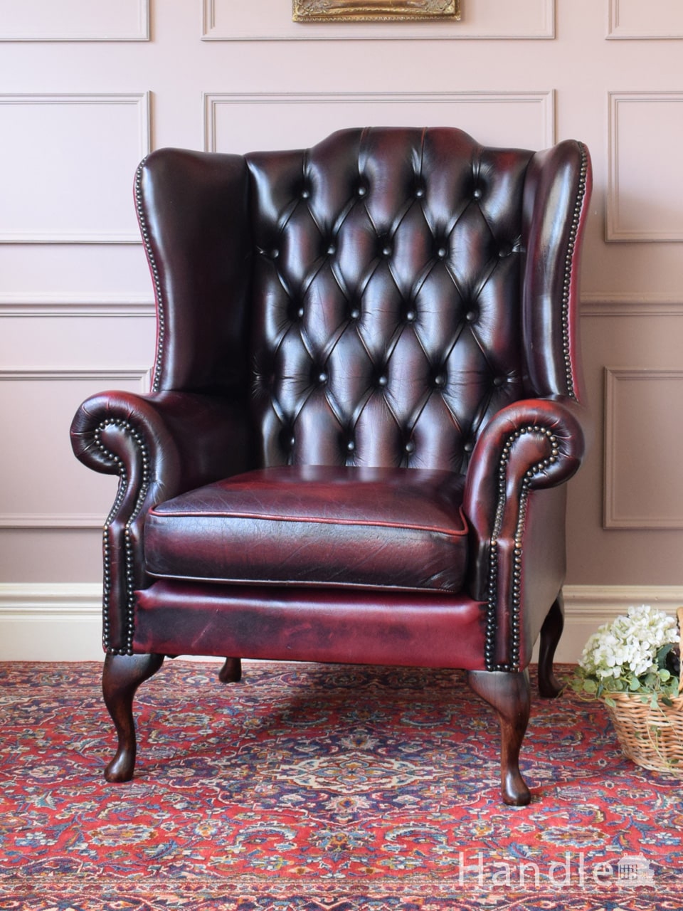 ウォルナット材のアームチェア、英国輸入のアンティークサロンチェア