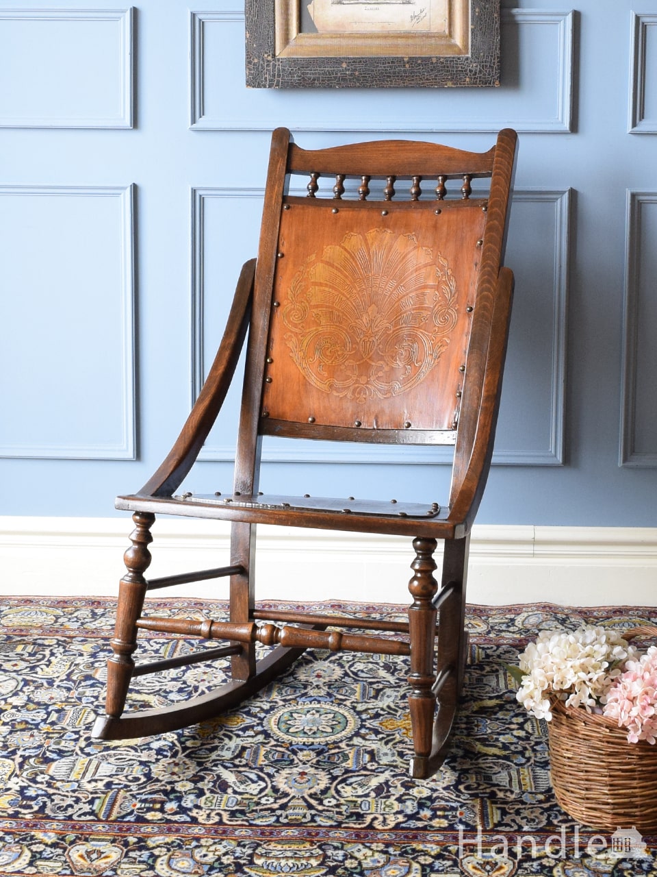 英国アンティークのロッキングチェア、座面と背もたれの模様が美しい
