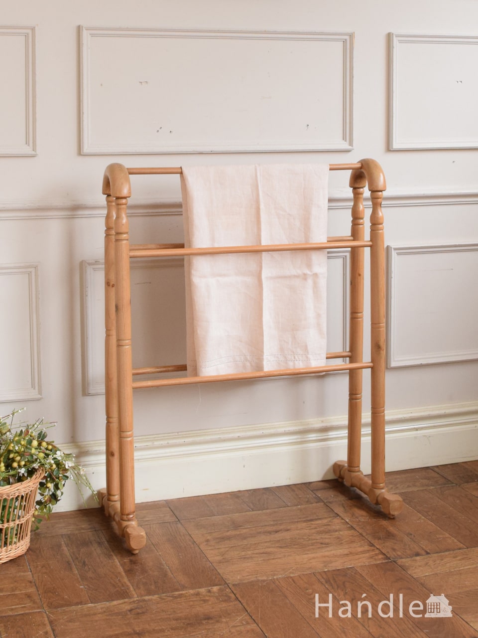 イギリスのおしゃれなアンティーク家具、パイン材の可愛いタオル