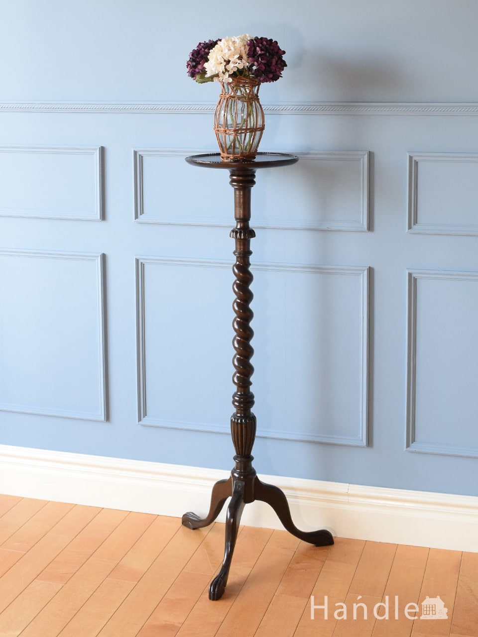 英国から届いたおしゃれなアンティークの花台、ツイスト足が美しい