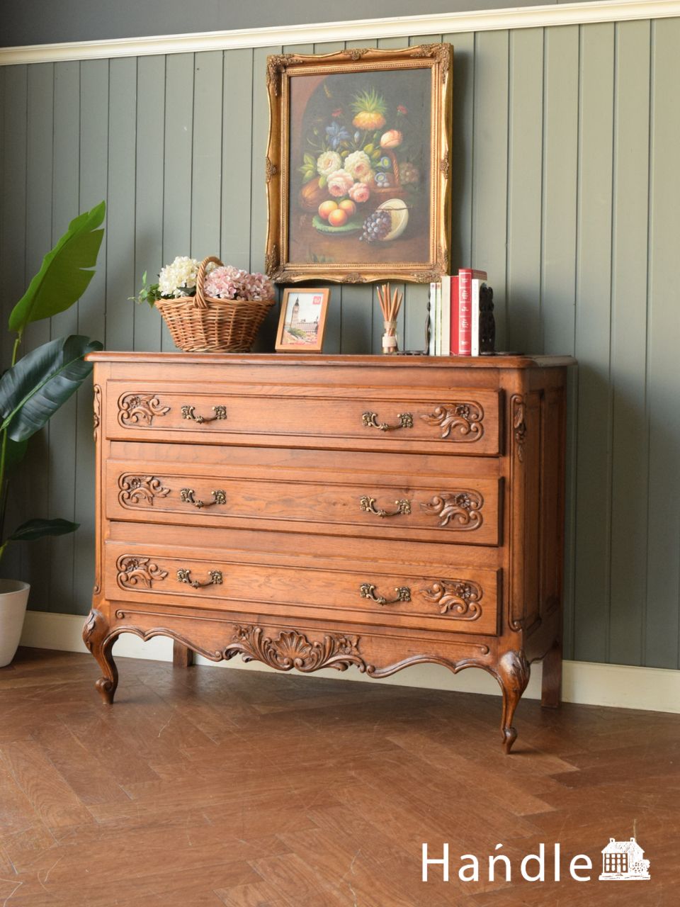 フランスから届いたアンティークのチェスト、たっぷり収納できる優雅な