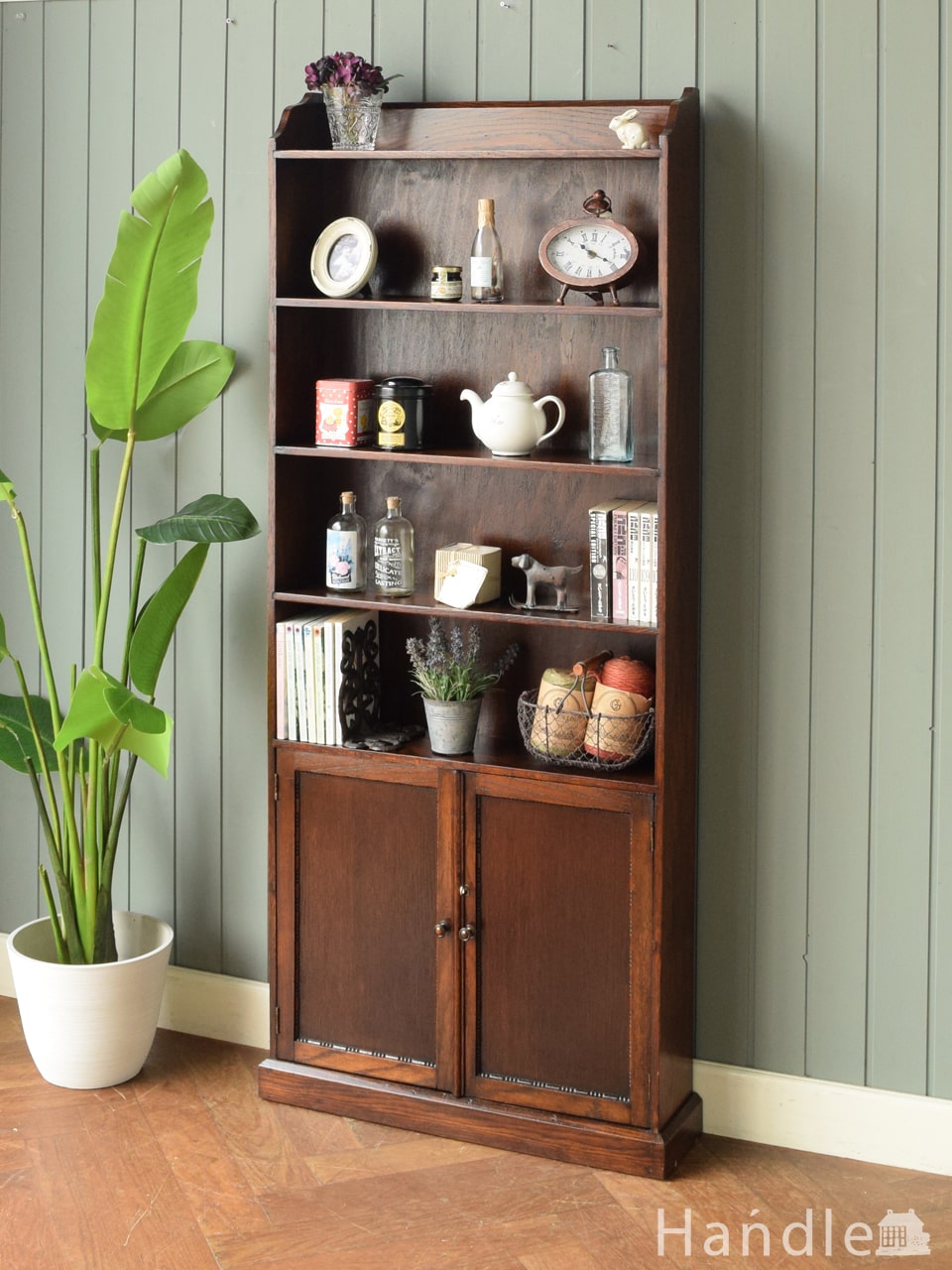 イギリスから届いたアンティークの本棚、扉が付いた収納家具オープン