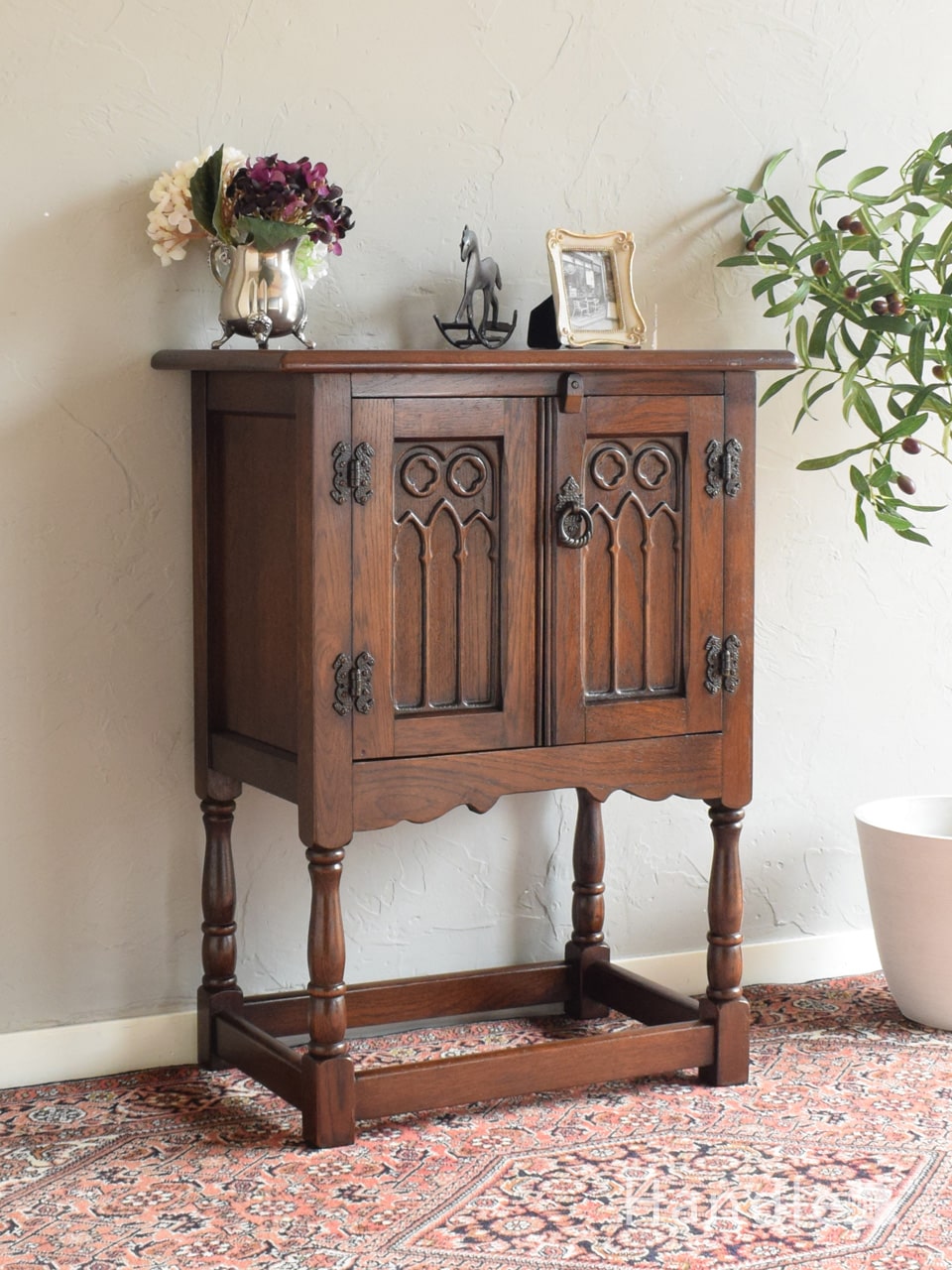 ポインテッドアーチが彫刻されたキャビネット、英国アンティークの