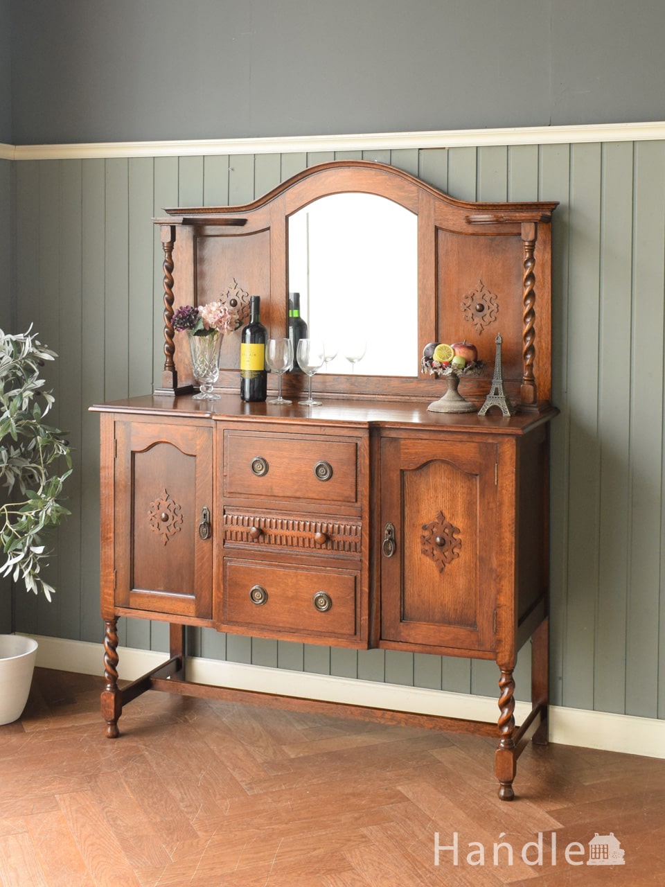 猫脚が美しいサイドボード、木目や透かし彫りから高級感溢れる英国