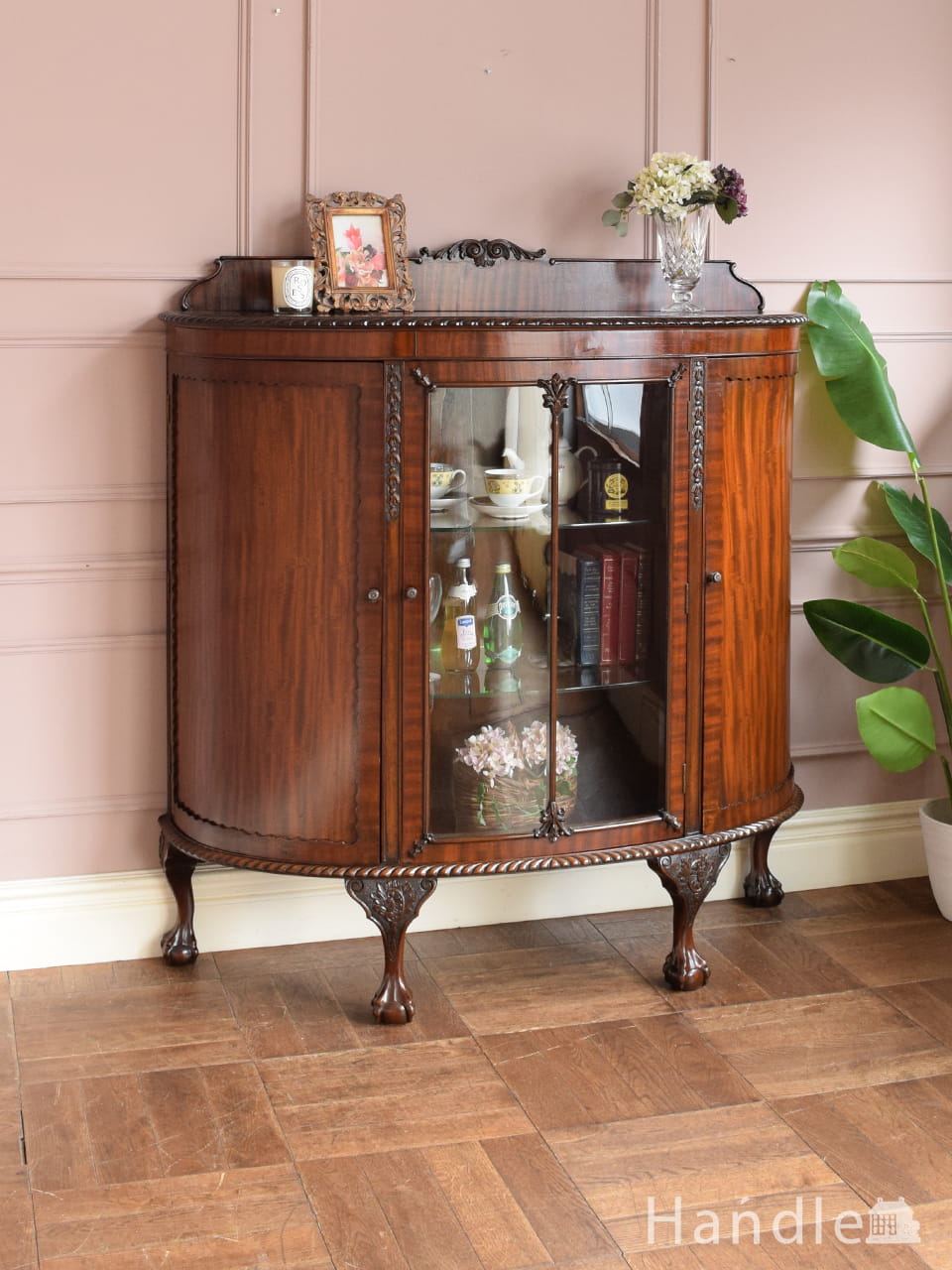 英国アンティークのおしゃれなガラスキャビネット、半円型の美しい