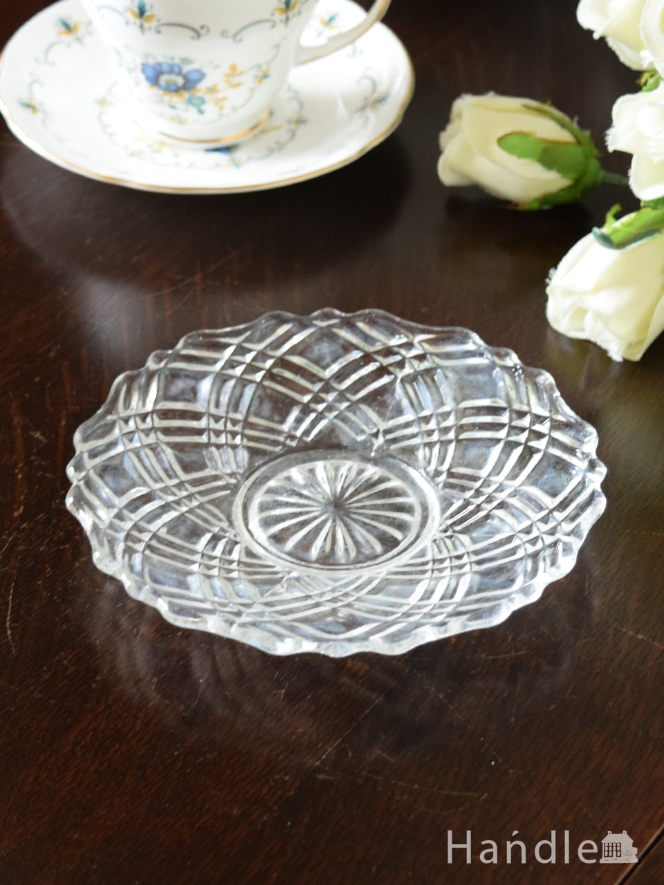 イギリスで見つけたアンティークガラスのプレート、お花が咲いたような