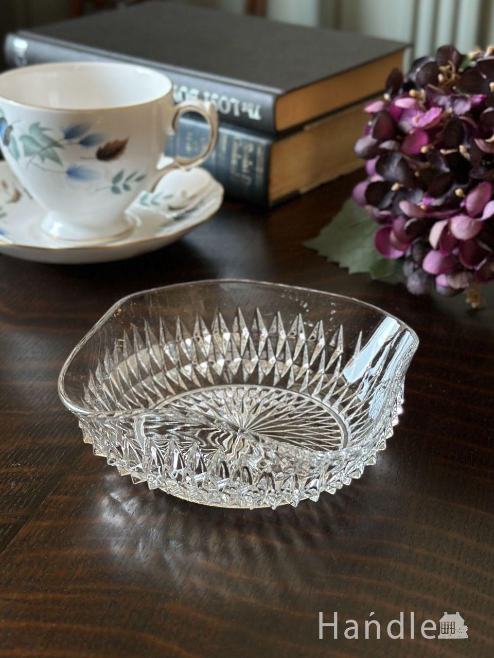 縁どりが華やかな可愛い脚付きのアンティークガラスバスケット(pg-3055