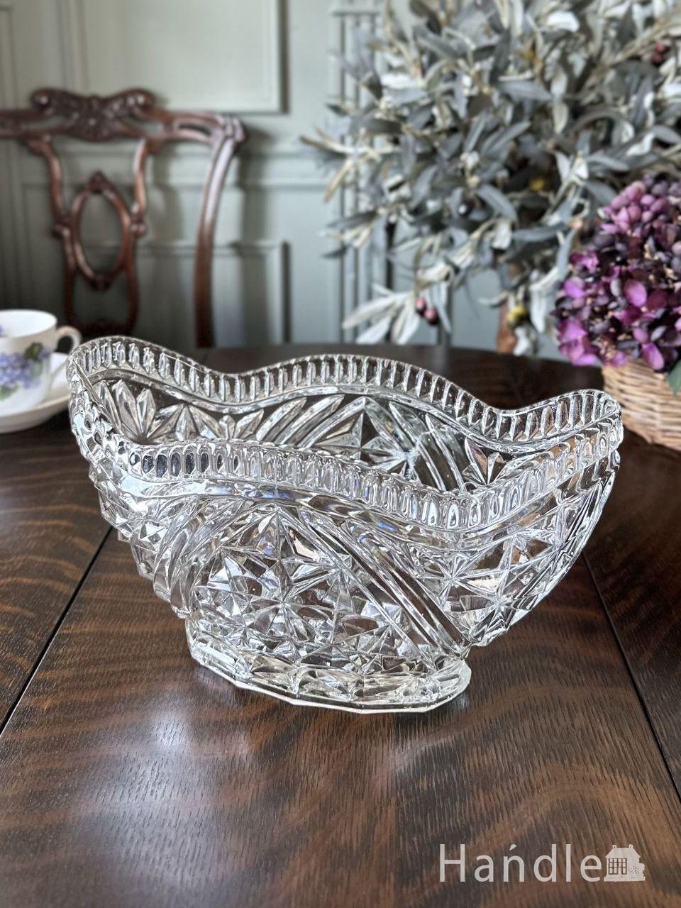 アンティークのガラスの器、豪華な型押し模様が美しいプレスドグラスの