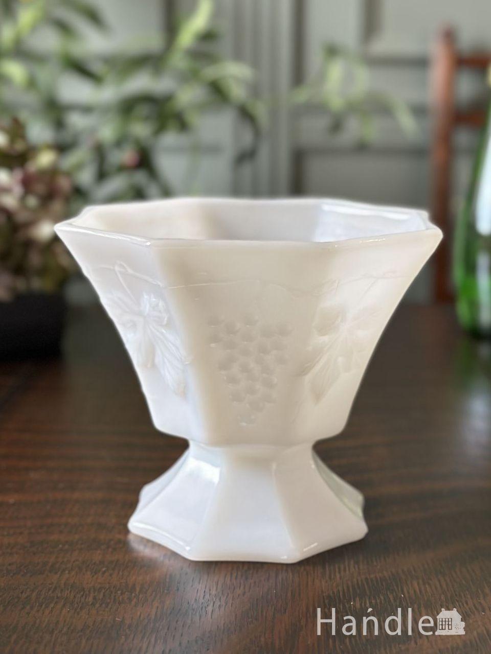 エレガントなデザインのミルクガラス、アンティークのフラワーベース