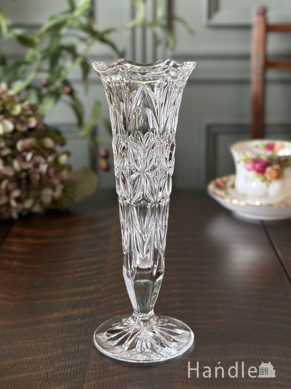 スズランが可愛いアンティークガラスのフラワーベース（花瓶）、プレス