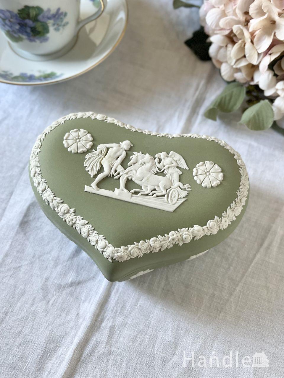 宝箱の形のアンティークの小物入れ、リーフ模様の浮き彫りが美しい