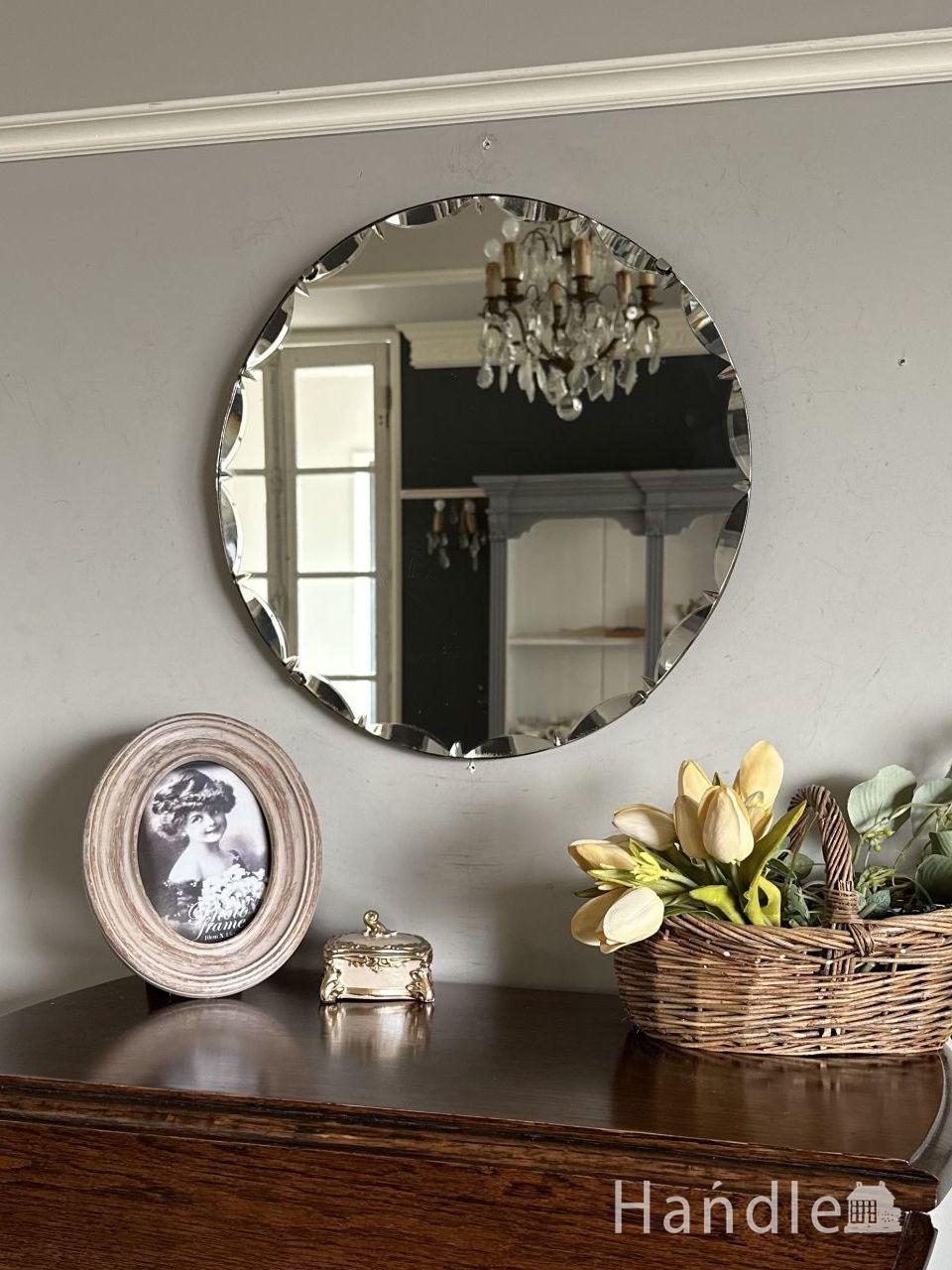 イギリスから届いたアンティークミラー、縁取りのカッティングが美しい