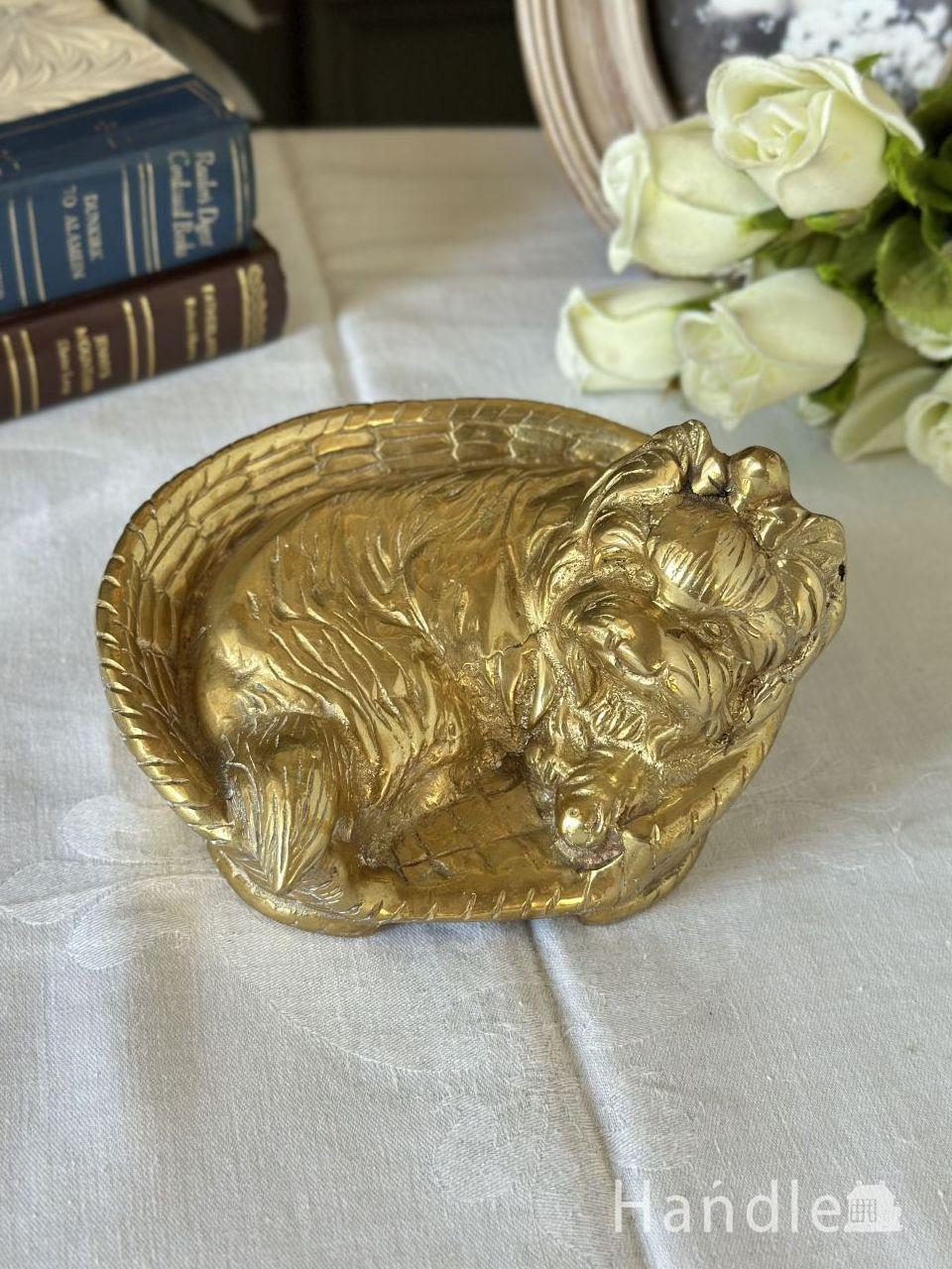 英国からのアンティークの真鍮オブジェ、バスケットに入った可愛い