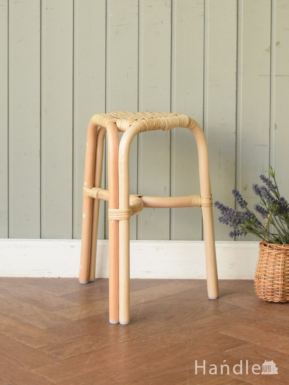 アンティーク風のおしゃれな椅子、座面が編み座のラタンのスツール(y