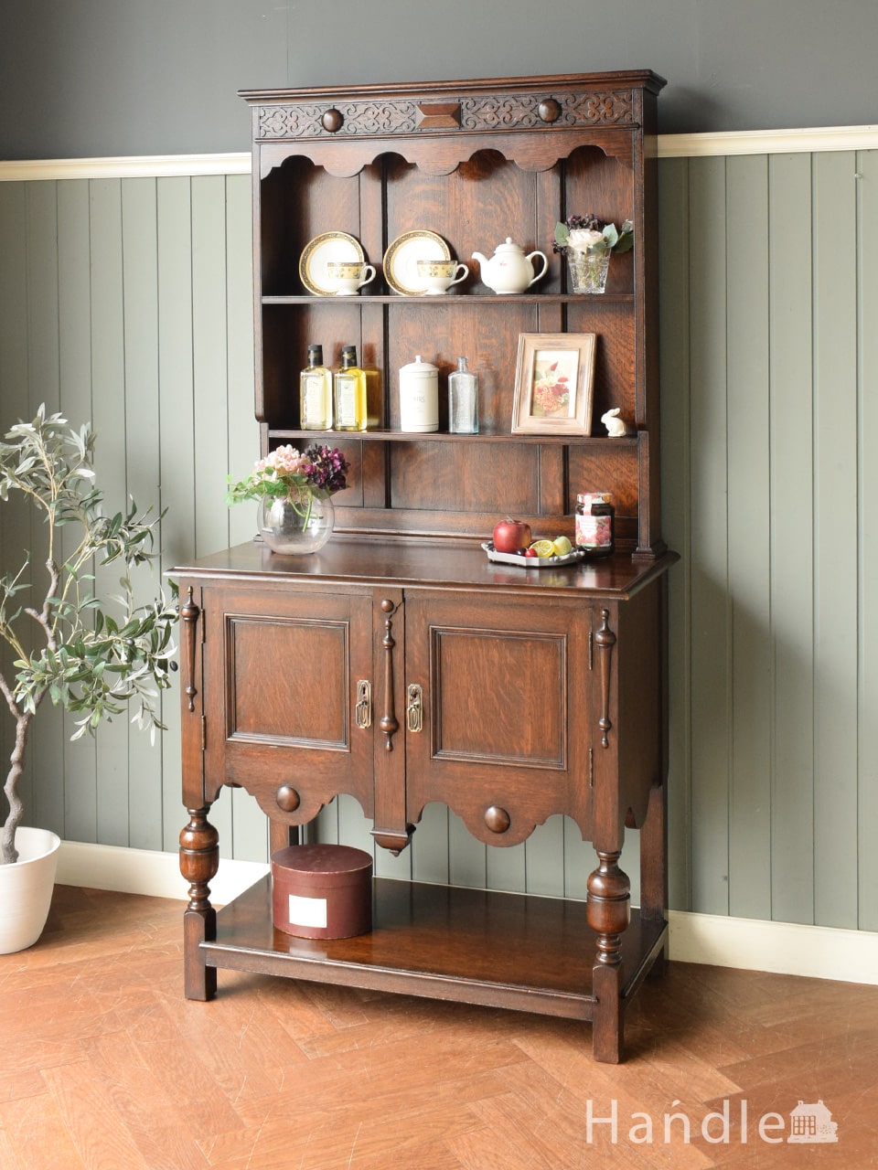 アンティークのキャビネット、アーチ型がお洒落なオープンシェルフ