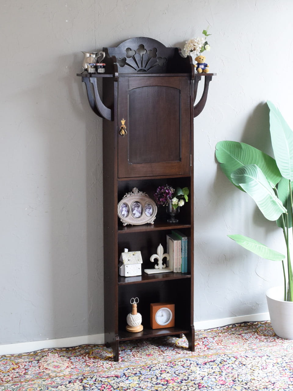 イギリスから届いたアンティークの本棚、扉が付いた収納家具オープン