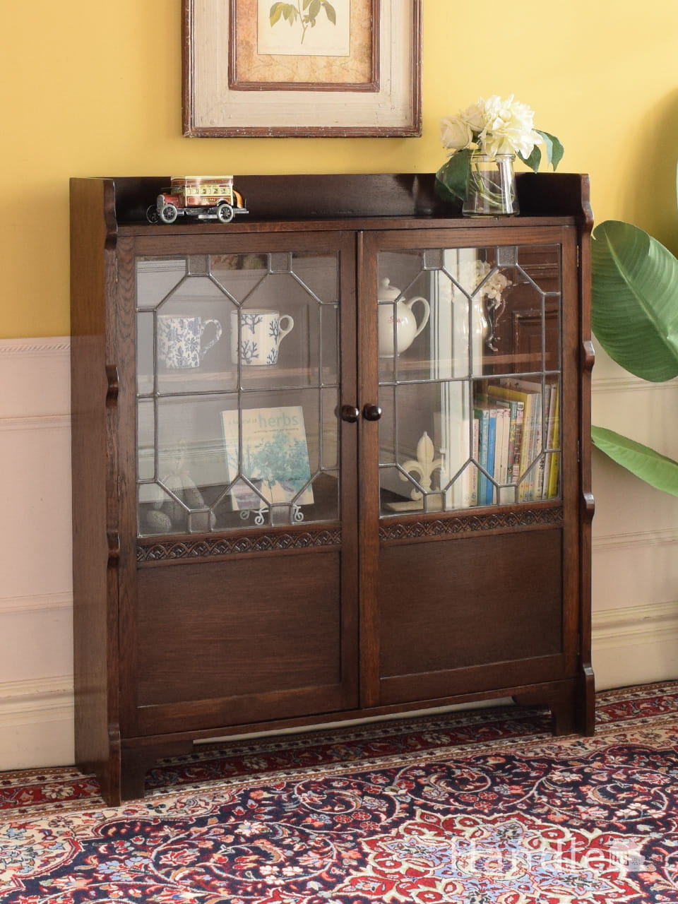 英国アンティークのおしゃれなガラスキャビネット、半円型の美しい